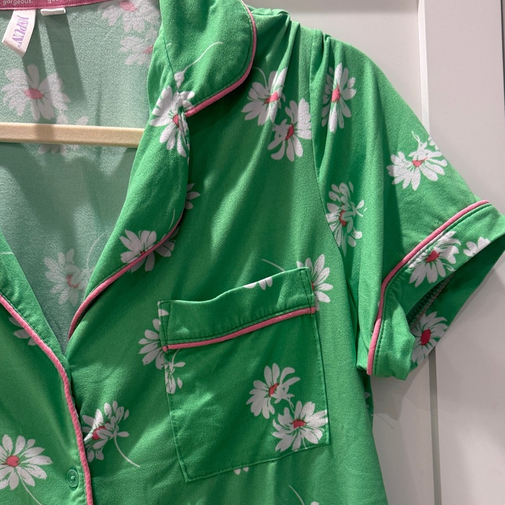 Green Daisy-Print Women's Pajama Set - Short Sleeve Top & Pants - Picture 4 of 7